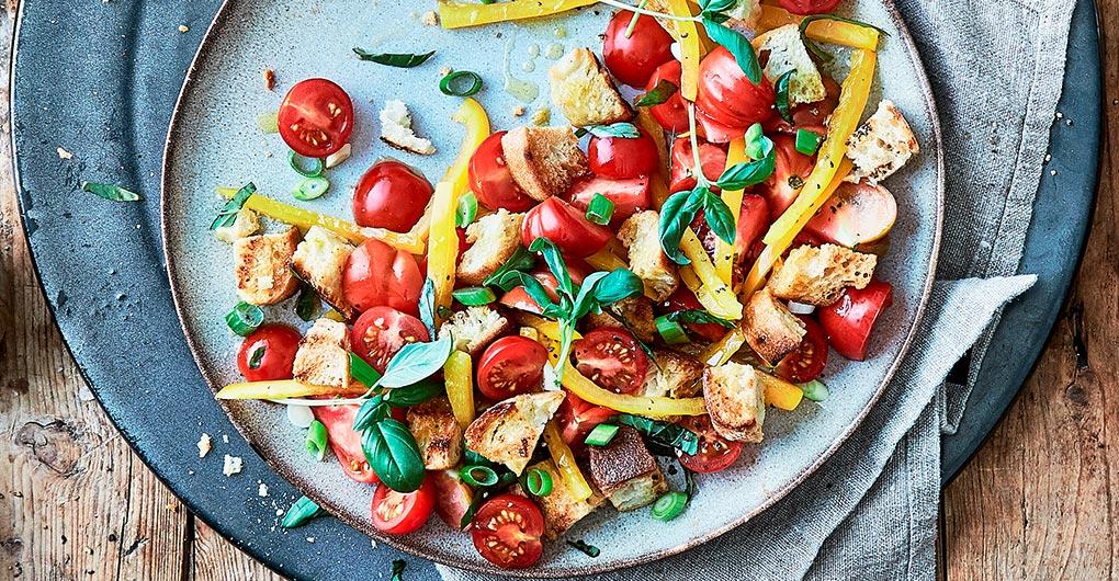 Bella insalata con pomodoro e pane